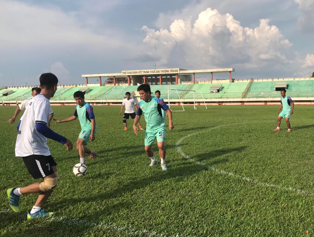 Các VĐV bóng đá thi đấu nỗ lực hết mình trong trận đấu Các VĐV bóng đá thi đấu nỗ lực hết mình trong trận đấu