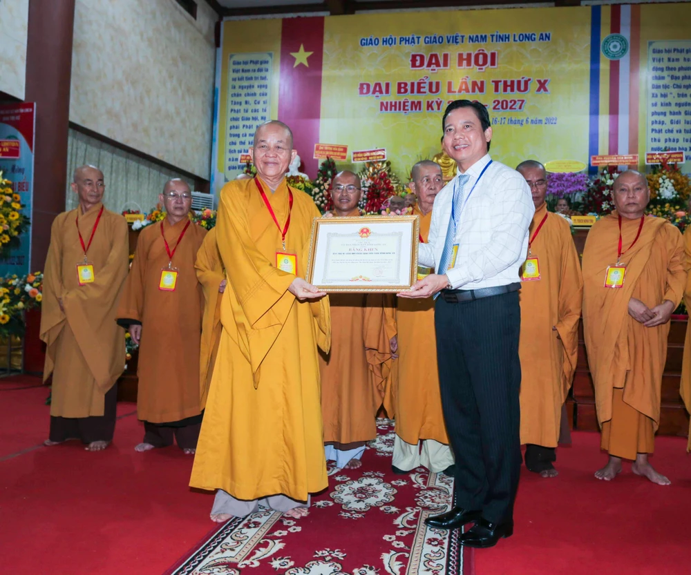 UBND tỉnh Long An tỉnh tặng bằng khen cho tập thể và cá nhân vì có đóng góp tích cực trong công tác phật sự nhiệm kỳ 2017 - 2022