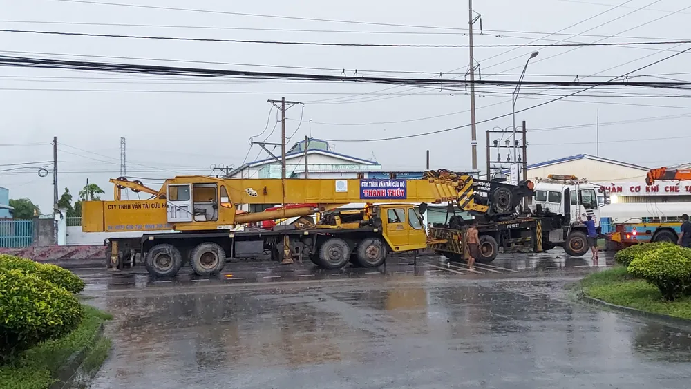 Chủ phương tiện đã nhanh chóng di dời xe cẩu để tránh ùn tắc giao thông. Ảnh: Kim Hướng