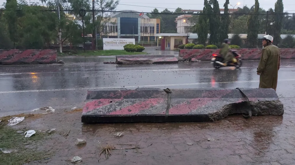 Chiếc xe cẩu đã hất tung làm đổ ngã 2 dải phân cách. Ảnh: Kim Hướng