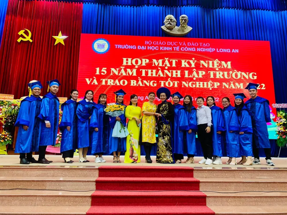 Trường Đại học Kinh tế công nghiệp Long An có 14.000 học viên, sinh viên trình độ đại học và sau đại học được đào tạo qua 15 năm thành lập