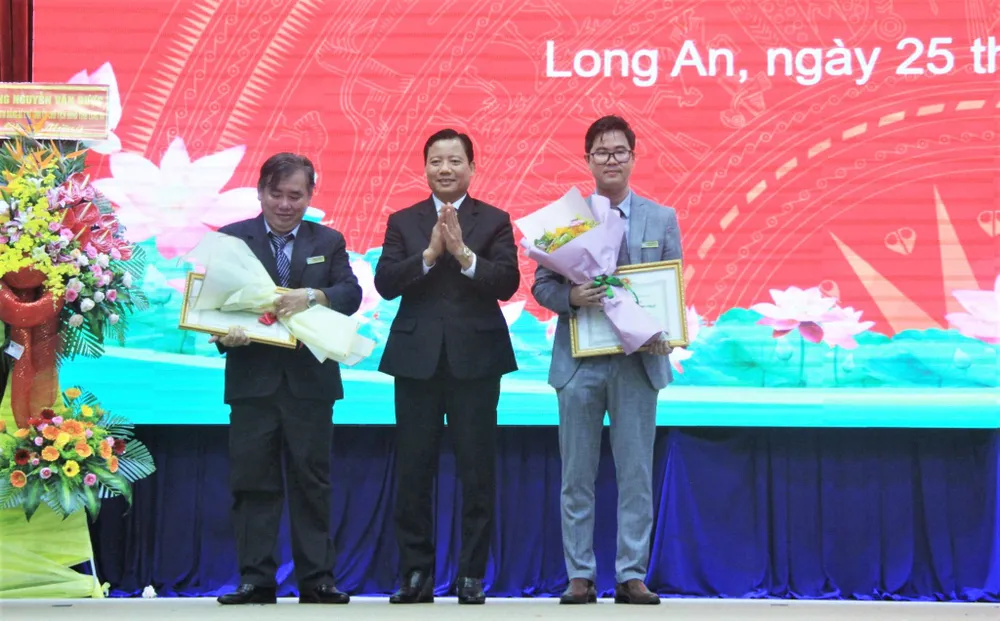 UBND tỉnh Long An tặng bằng khen cho 2 tập thể có thành tích tiêu biểu trong 15 năm thành lập và phát triển của trường Đại học Kinh tế Công nghiệp Long An.