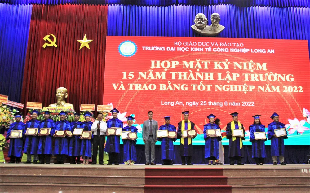 Các tân thạc sĩ, cử nhân nhận bằng tốt nghiệp