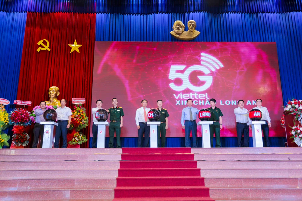 Bấm nút khai trương mạng 5G Viettel tại Long An Bấm nút khai trương mạng 5G Viettel tại Long An
