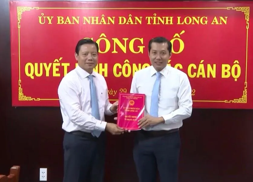 Phó Chủ tịch UBND tỉnh Long An trao quyết định bổ nhiệm Giám đốc Sở Ngoại vụ cho ông Lê Hoàng Thanh (bên phải). Phó Chủ tịch UBND tỉnh Long An trao quyết định bổ nhiệm Giám đốc Sở Ngoại vụ cho ông Lê Hoàng Thanh (bên phải).