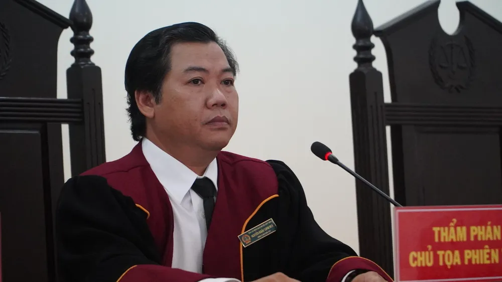 Chủ tọa phiên tòa - Nguyễn Khắc Linh Duy thông qua thủ tục phiên tòa Chủ tọa phiên tòa - Nguyễn Khắc Linh Duy thông qua thủ tục phiên tòa