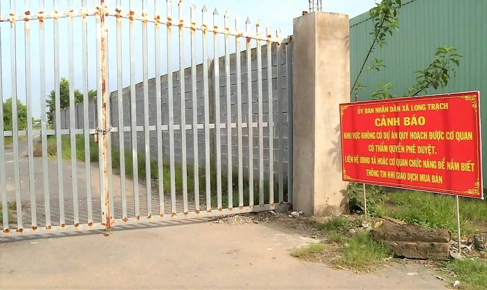 UBND xã Long Trạch, huyện Cần Đước cắm biển cảnh báo đối với các dự án không đủ điều kiện pháp lý để người dân biết.