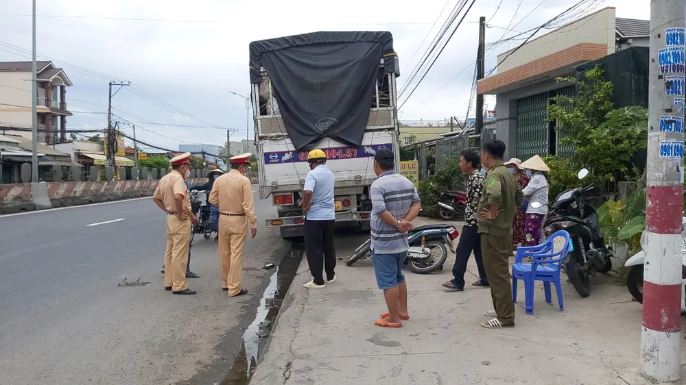 Hiện trường vụ tai nạn khiến người đàn ông nguy kịch. Ảnh: Đức Thịnh