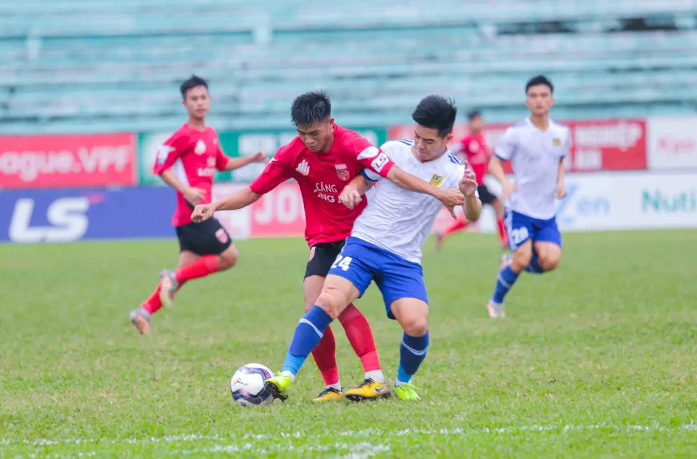Hàng tiền vệ năng nổ đã giúp cho Long An có thế trận khởi sắc khi có bàn thắng phút thứ 24 Hàng tiền vệ năng nổ đã giúp cho Long An có thế trận khởi sắc khi có bàn thắng phút thứ 24