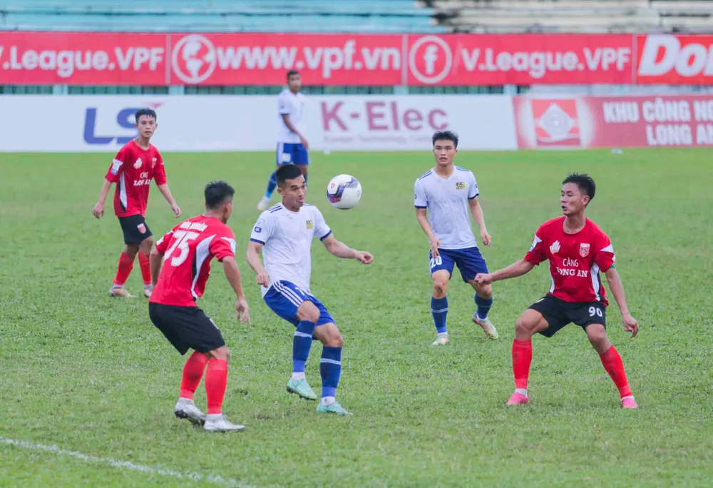 Các cầu thủ Huế thi đấu đầy cố gắng nhưng đành chấp nhận thua với tỷ số 1-3 trước Long An Các cầu thủ Huế thi đấu đầy cố gắng nhưng đành chấp nhận thua với tỷ số 1-3 trước Long An