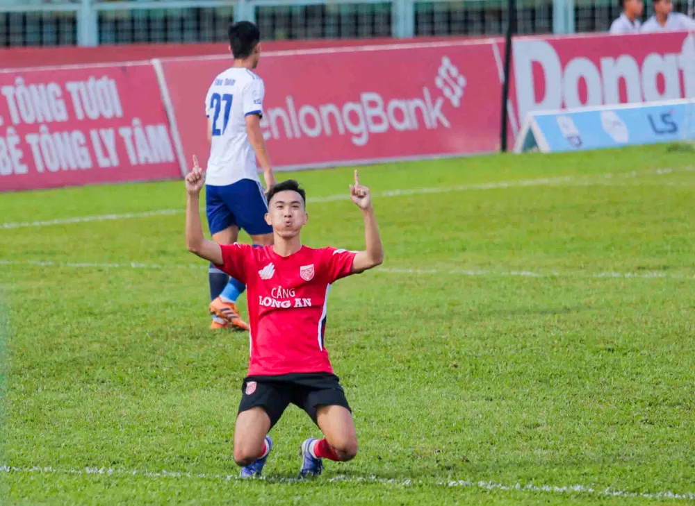 Cầu thủ Đoàn Hải Quân ăn mừng sau khi nâng tỷ số lên 3-0 cho Long An Cầu thủ Đoàn Hải Quân ăn mừng sau khi nâng tỷ số lên 3-0 cho Long An