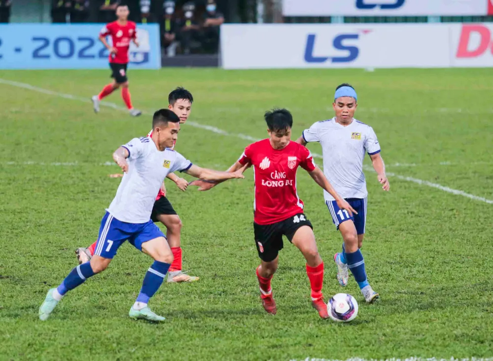 Cầu thủ hai đội nhập cuộc với những pha bóng hấp dẫn Cầu thủ hai đội nhập cuộc với những pha bóng hấp dẫn