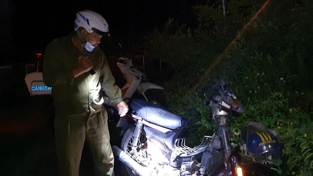 Hiện trường chiếc xe máy để lại trên cầu. Ảnh: ĐỨC THỊNH