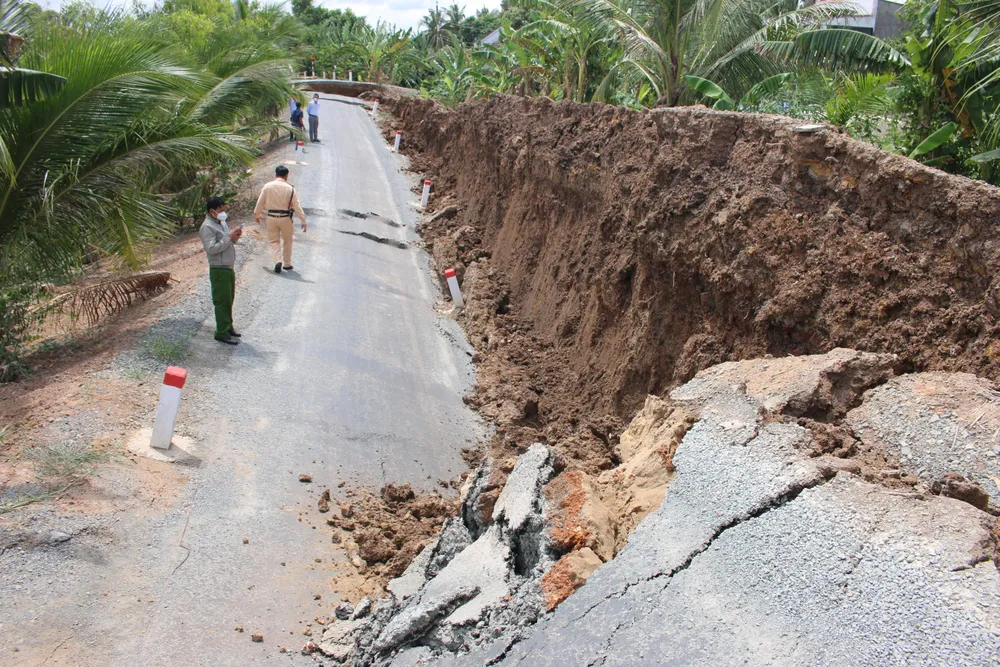 Tuyến đường xã Tuyên Bình Tây, huyện Vĩnh Hưng bị sạt lở nghiêm trọng và lún sâu khoảng 5m Tuyến đường xã Tuyên Bình Tây, huyện Vĩnh Hưng bị sạt lở nghiêm trọng và lún sâu khoảng 5m