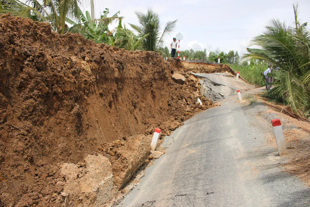 Tuyến đường vừa được vào sử dụng hơn 2 tuần đã bị sạt lở nghiêm trọng Tuyến đường vừa được vào sử dụng hơn 2 tuần đã bị sạt lở nghiêm trọng