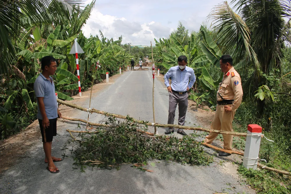 Lực lượng chức năng địa phương rào chắn, cắm biển cảnh báo phương tiện qua lại nơi đây. Lực lượng chức năng địa phương rào chắn, cắm biển cảnh báo phương tiện qua lại nơi đây.