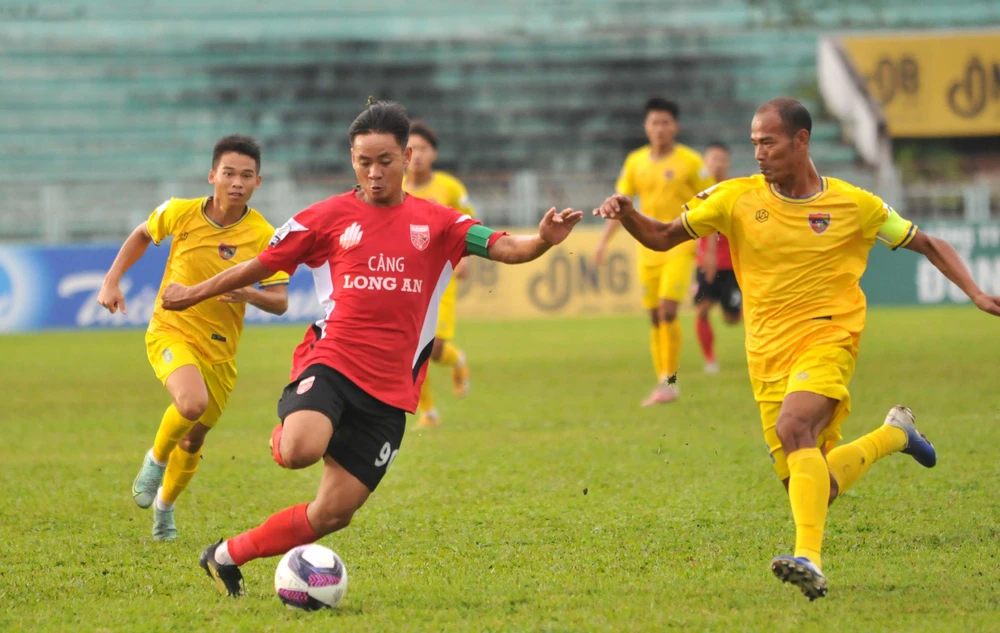 Long An sớm tràn lên tấn công khi trận đấu bắt đầu