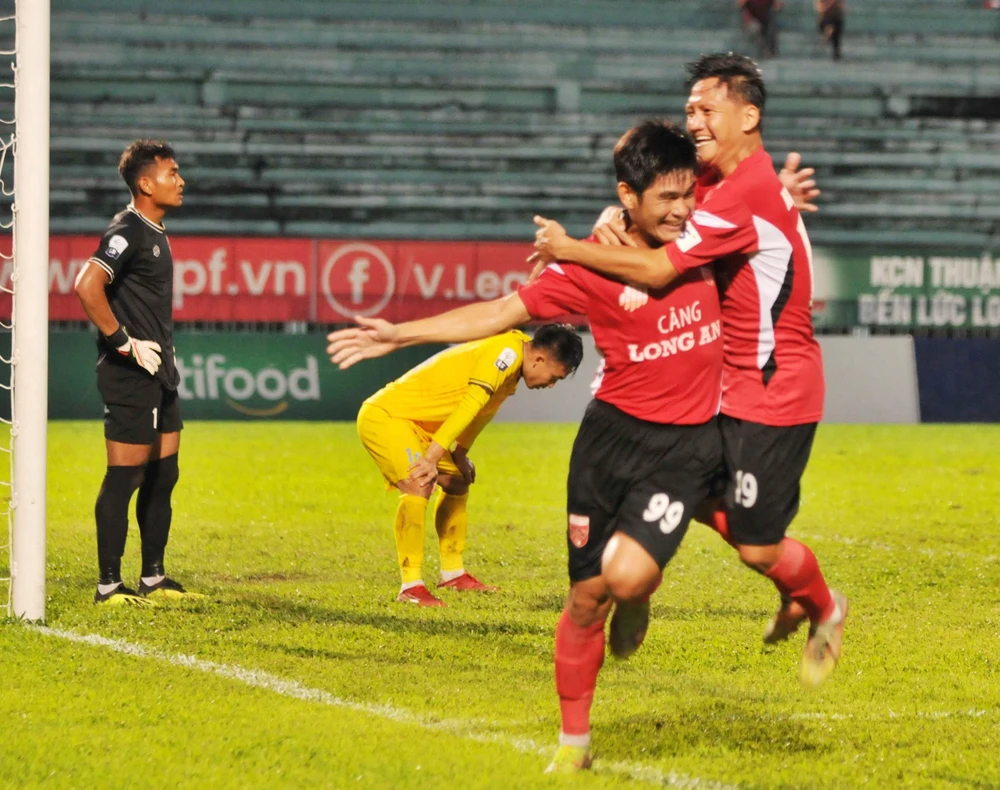 Cầu thủ Thái Minh Thuận ăn mừng sau pha ghi bàn đánh đầu vào lưới đội ĐắK Lắk