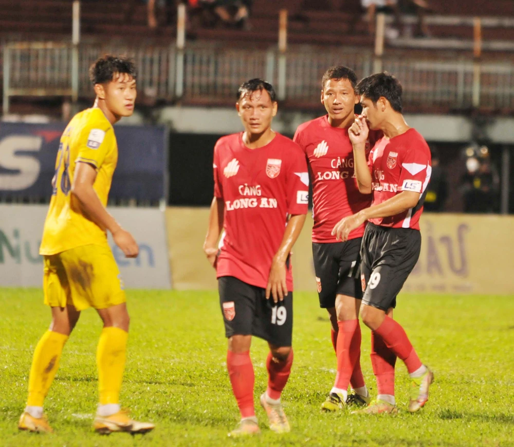 Anh Đức vào sân trong hiệp 2 với vai trò cầu thủ giúp giữ nhịp trận đấu cho Long An