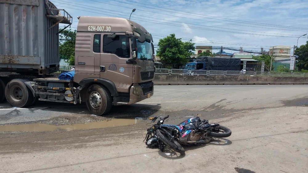 Chiếc xe máy bị hư hỏng nặng sau khi va chạm với xe container