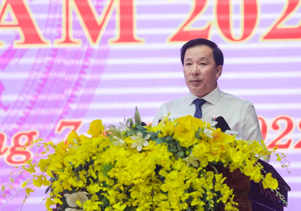 Chủ tịch UBND Nguyễn Văn Út trả lời chất vấn tại kỳ họp.