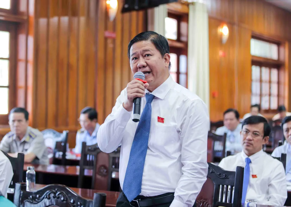 Đại biểu Võ Thành Trí chất vấn về vấn đề xử lý sản xuất và kinh doanh phân bón giả.