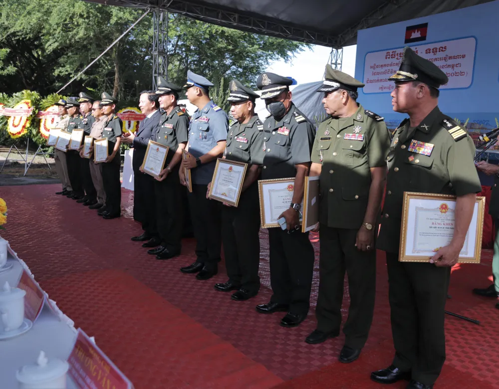 UBND tỉnh Long An trao bằng khen cho 18 tập thể và 40 cá nhân có thành tích trong công tác tìm kiếm, cất bốc hài cốt quân tình nguyện, chuyên gia Việt Nam hy sinh.