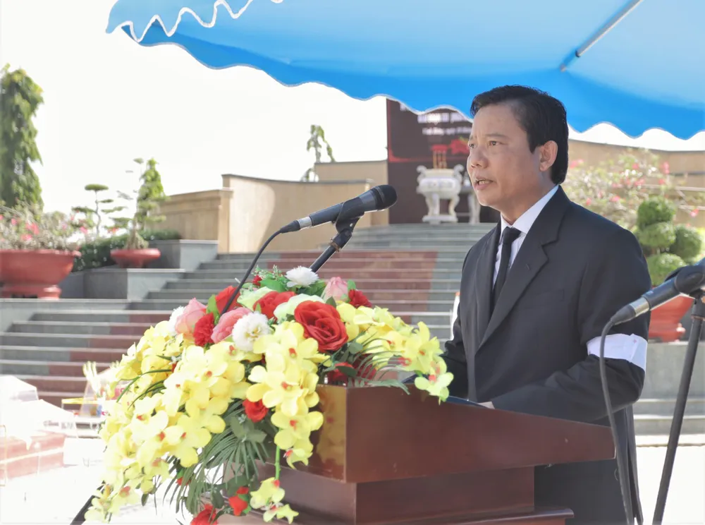 Ông Phạm Tấn Hòa - Phó Chủ tịch UBND tỉnh Long An - đọc diễn văn truy điệu.