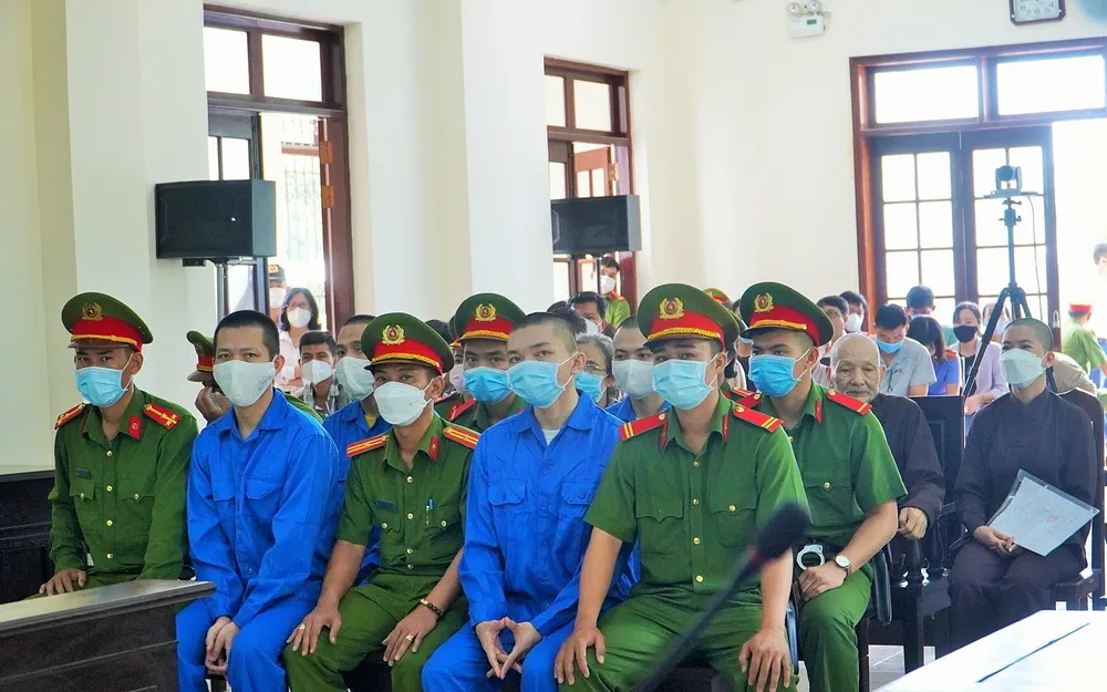 Ông Lê Tùng Vân và các bị cáo khác trong vụ &quot; Tịnh thất Bồng Lai&quot; tại phiên tòa ngày 30-6. Ảnh: MINH TÂM