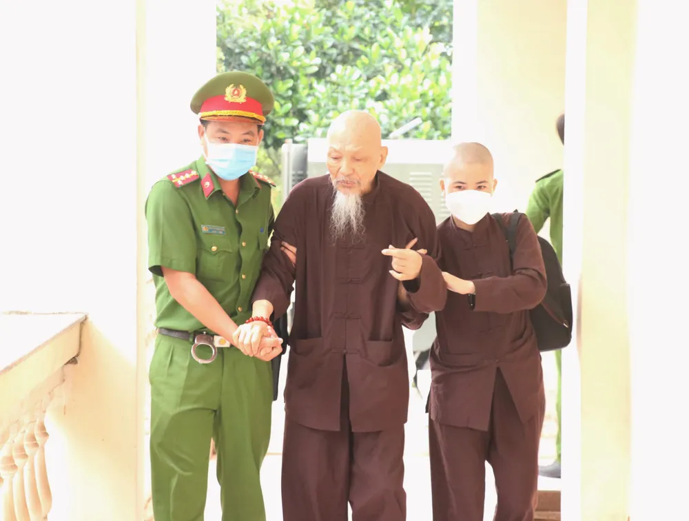 Bị cáo Lê Tùng Vân được dìu đến phiên tòa sơ thẩm. Ảnh: HUỲNH DU