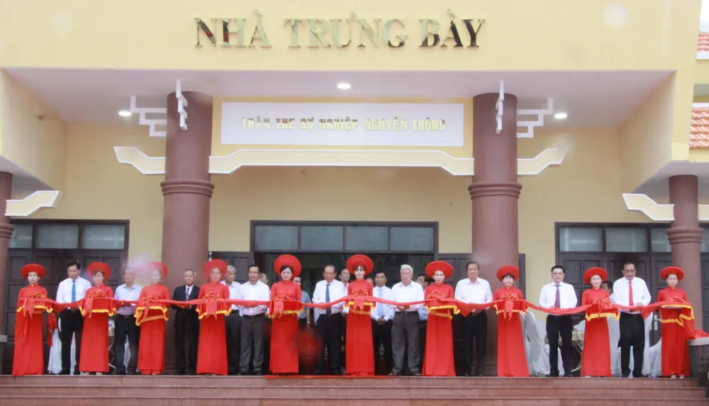 Các đại biểu tham gia cắt băng khánh thành Nhà trưng bày tại Khu lưu niệm Nguyễn Thông