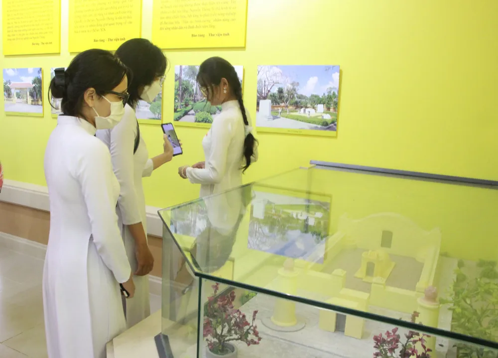 Các em học sinh đến tham quan Nhà trưng bày thân thế, sự nghiệp nhà trí thức yêu nước Nguyễn Thông