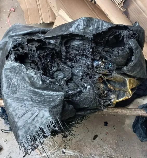 Đồ vật bị cháy ở nhà ông Hoàng. Đồ vật bị cháy ở nhà ông Hoàng.