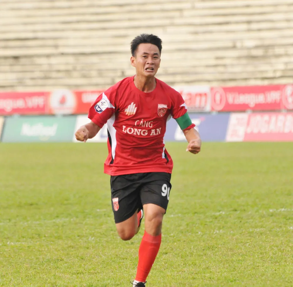 Bầu Thắng nhận quà ý nghĩa trong ngày trở lại dự khán sân Tân An ảnh 2 Bầu Thắng nhận quà ý nghĩa trong ngày trở lại dự khán sân Tân An ảnh 2