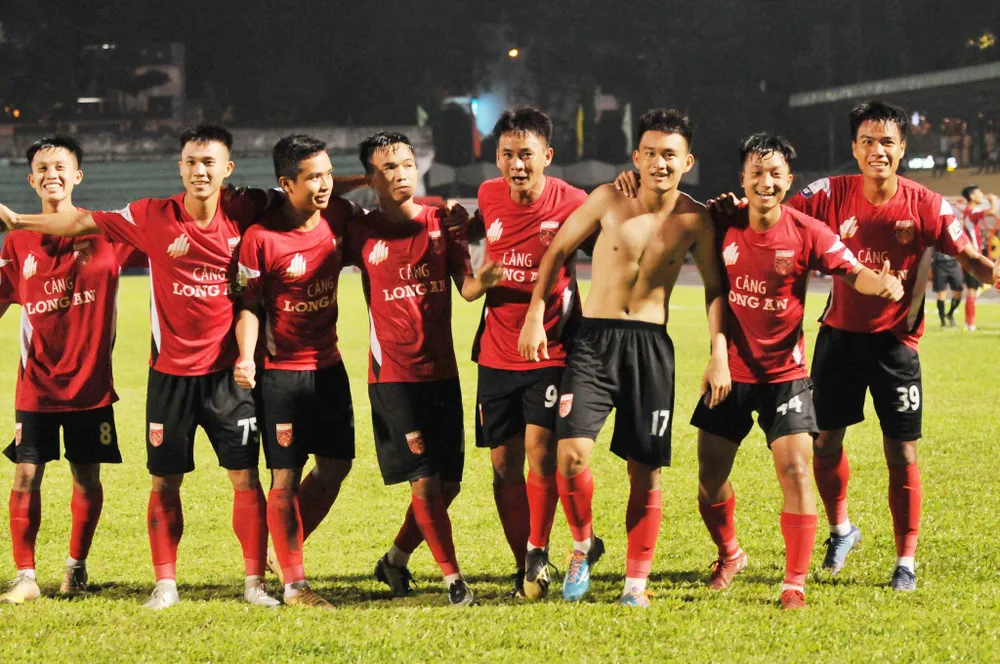 Các cầu thủ Long An vui mừng khi nâng tỷ số 3-2 ở phút 84 của trận đấu. Ảnh: Anh Tuấn Các cầu thủ Long An vui mừng khi nâng tỷ số 3-2 ở phút 84 của trận đấu. Ảnh: Anh Tuấn