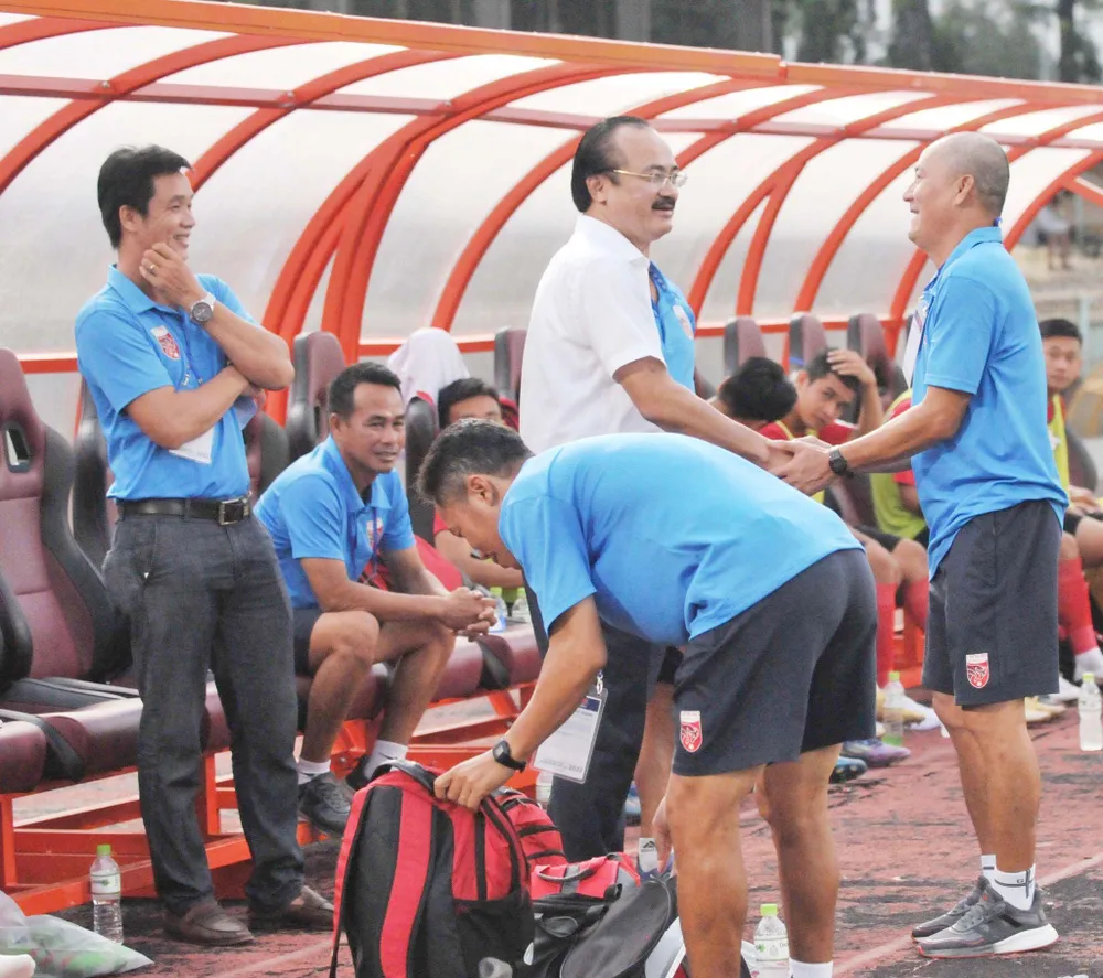 Bầu Thắng xuống sân động viên Ban huấn luyện và các cầu thủ đội nhà. Ảnh: Anh Tuấn Bầu Thắng xuống sân động viên Ban huấn luyện và các cầu thủ đội nhà. Ảnh: Anh Tuấn