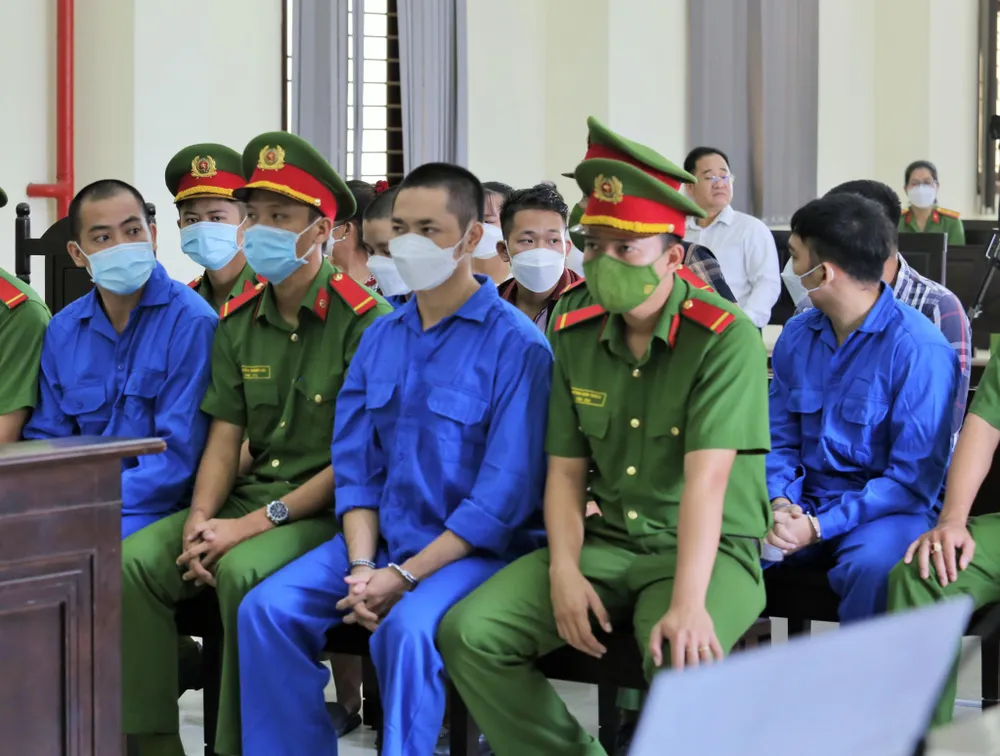 Bị cáo Tô Nhựt Khanhvà các đồng phạm tại phiên tòa xét xử sáng nay 3-8