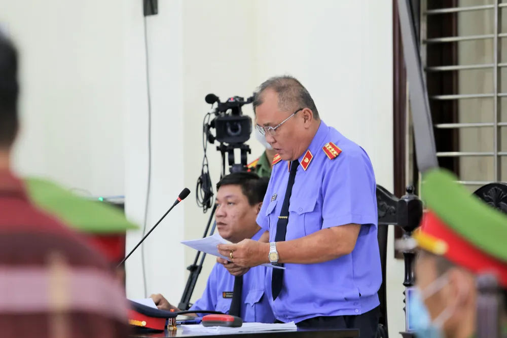 VKS đề nghị mức án tử hình đối với bị cáo Tô Nhựt Khanh và Trần Trung Thành VKS đề nghị mức án tử hình đối với bị cáo Tô Nhựt Khanh và Trần Trung Thành