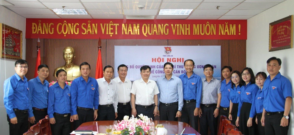 Các đại biểu tại buổi công bố quyết định.