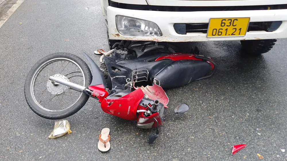 Chiếc xe máy hư hỏng nặng sau vụ va chạm. Ảnh: ĐỨC THỊNH
