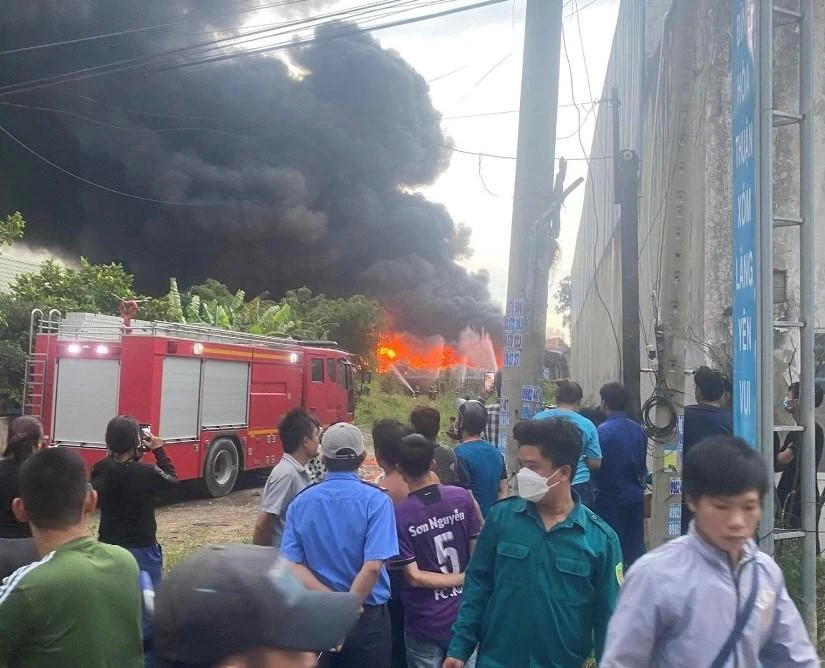 Ngọn lửa đang bốc cao và có rất nhiều người cùng tham gia chữa cháy. Ảnh: CTV