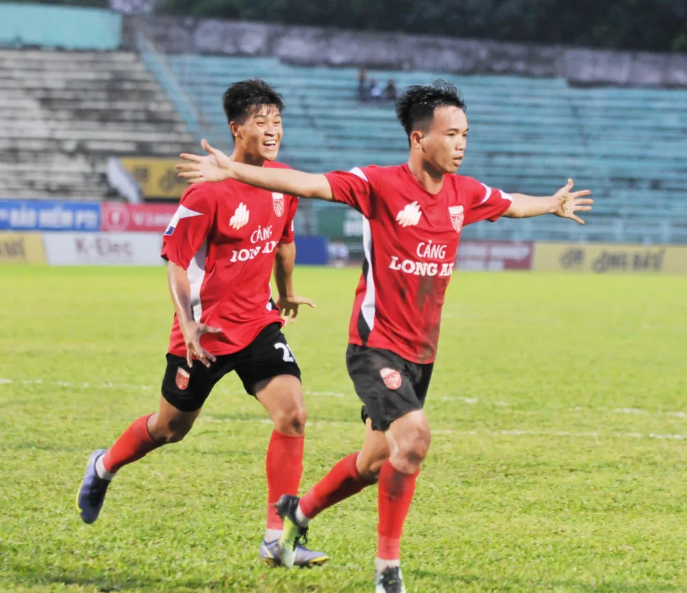 Cầu thủ Hoàng Dương ăn mừng bàn thắng mở tỷ số cho đội nhà Long An. Ảnh: Anh Tuấn