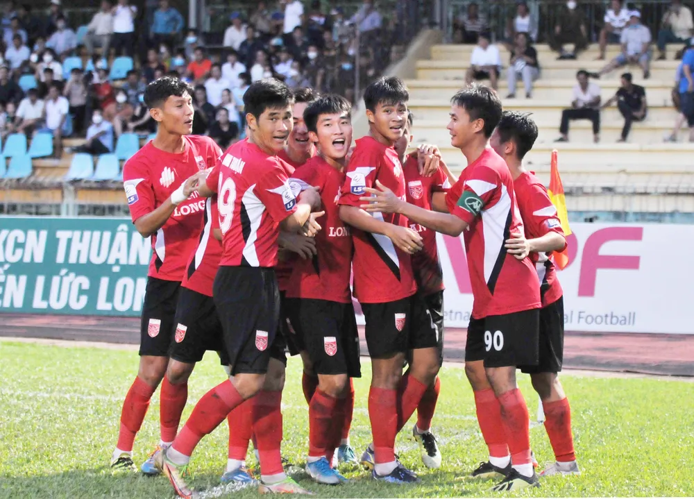 Các cầu thủ Long An ăn mừng bàn thắng thứ 2. Ảnh: Anh Tuấn