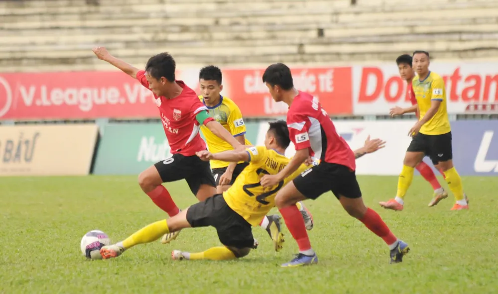 Đội trưởng Phan Tấn Tài có pha đi bóng khéo léo qua cầu thủ Cần Thơ. Ảnh: Anh Tuấn
