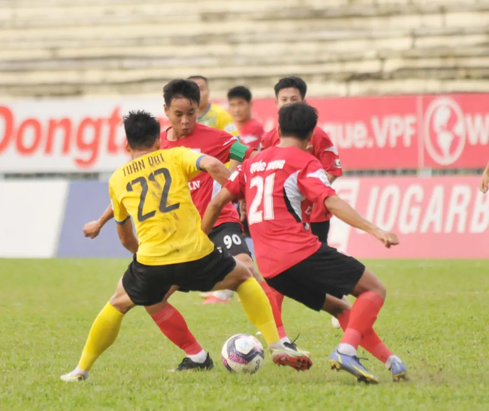 Các cầu thủ Cần Thơ nỗ lực rút ngắn tỷ số ở phút thứ 77. Ảnh: Anh Tuấn