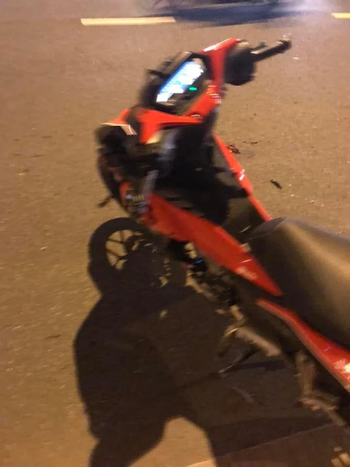 Chiếc mô tô tông đại úy Hoàng Khôi tại hiện trường. Ảnh: CTV