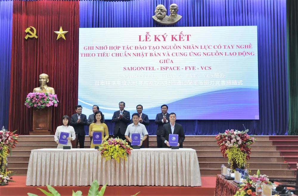 Các đại biểu ký kết hợp tác. Ảnh: HUỲNH DU Các đại biểu ký kết hợp tác. Ảnh: HUỲNH DU