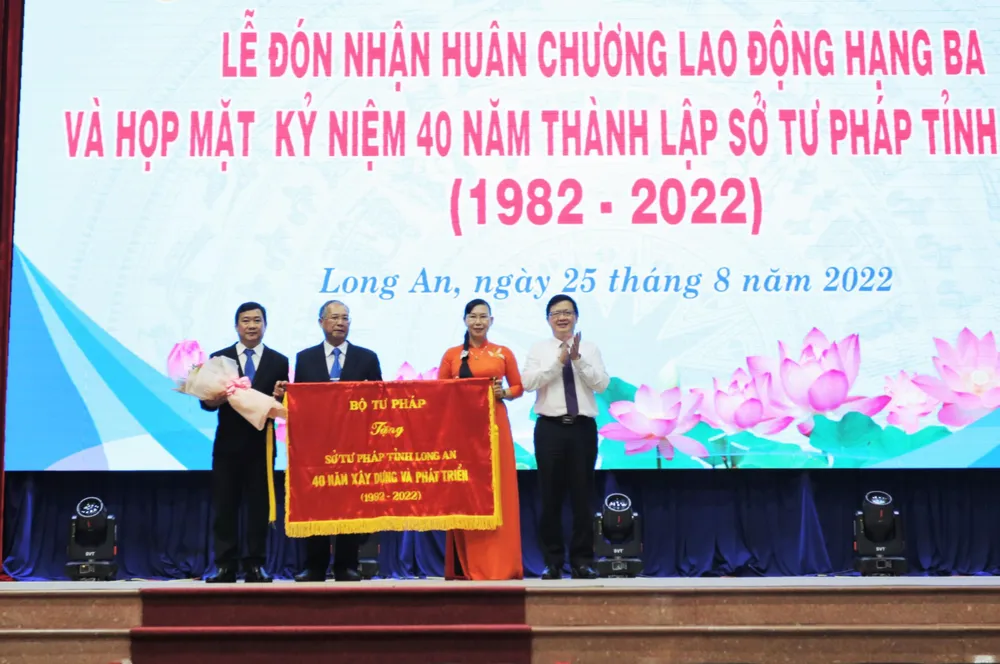 Thứ trưởng Bộ Tư pháp – Mai Lương Khôi trao tặng bức trướng của Bộ Tư pháp cho Sở Tư pháp tỉnh Long An. Ảnh: HUỲNH DU