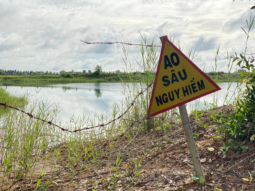 Một số địa phương lắp biển cảnh báo để bảo đảm an toàn tại một số hầm đất.Ảnh: HD Một số địa phương lắp biển cảnh báo để bảo đảm an toàn tại một số hầm đất.Ảnh: HD