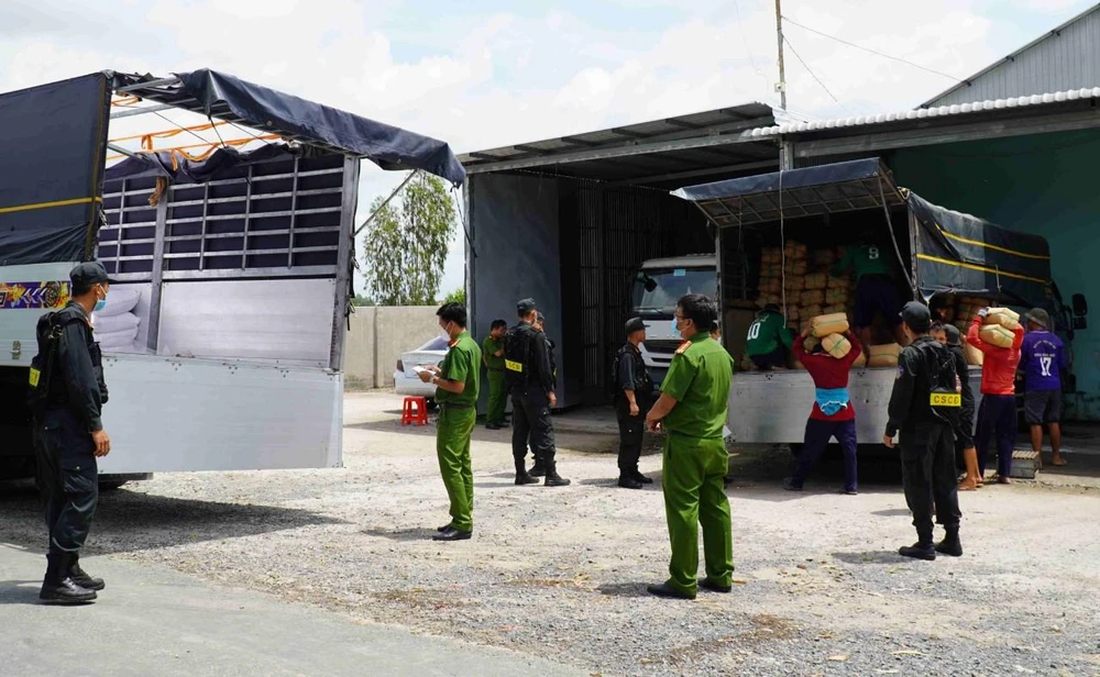 Lực lượng chức năng khám xét, thu giữ gần 200 tấn đường cát nhập lậu. Ảnh: CTV